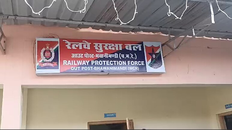 ट्रेन में महिला और बेटी का अश्लील वीडियो बना रहा था बदमाश, यात्रियों ने पकड़कर पुलिस को सौंपा