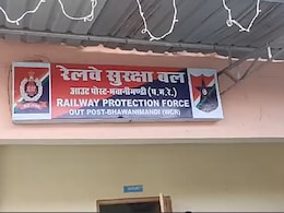 ट्रेन में महिला और बेटी का अश्लील वीडियो बना रहा था बदमाश, यात्रियों ने पकड़कर पुलिस को सौंपा ट्रेन में महिला और बेटी का अश्लील वीडियो बना रहा था बदमाश, यात्रियों ने पकड़कर पुलिस को सौंपा