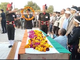 झुंझुनूं के सूबेदार का सैन्य सम्मान के साथ हुआ अंतिम संस्कार, 13 साल के बेटे ने दी मुखाग्नि  झुंझुनूं के सूबेदार का सैन्य सम्मान के साथ हुआ अंतिम संस्कार, 13 साल के बेटे ने दी मुखाग्नि