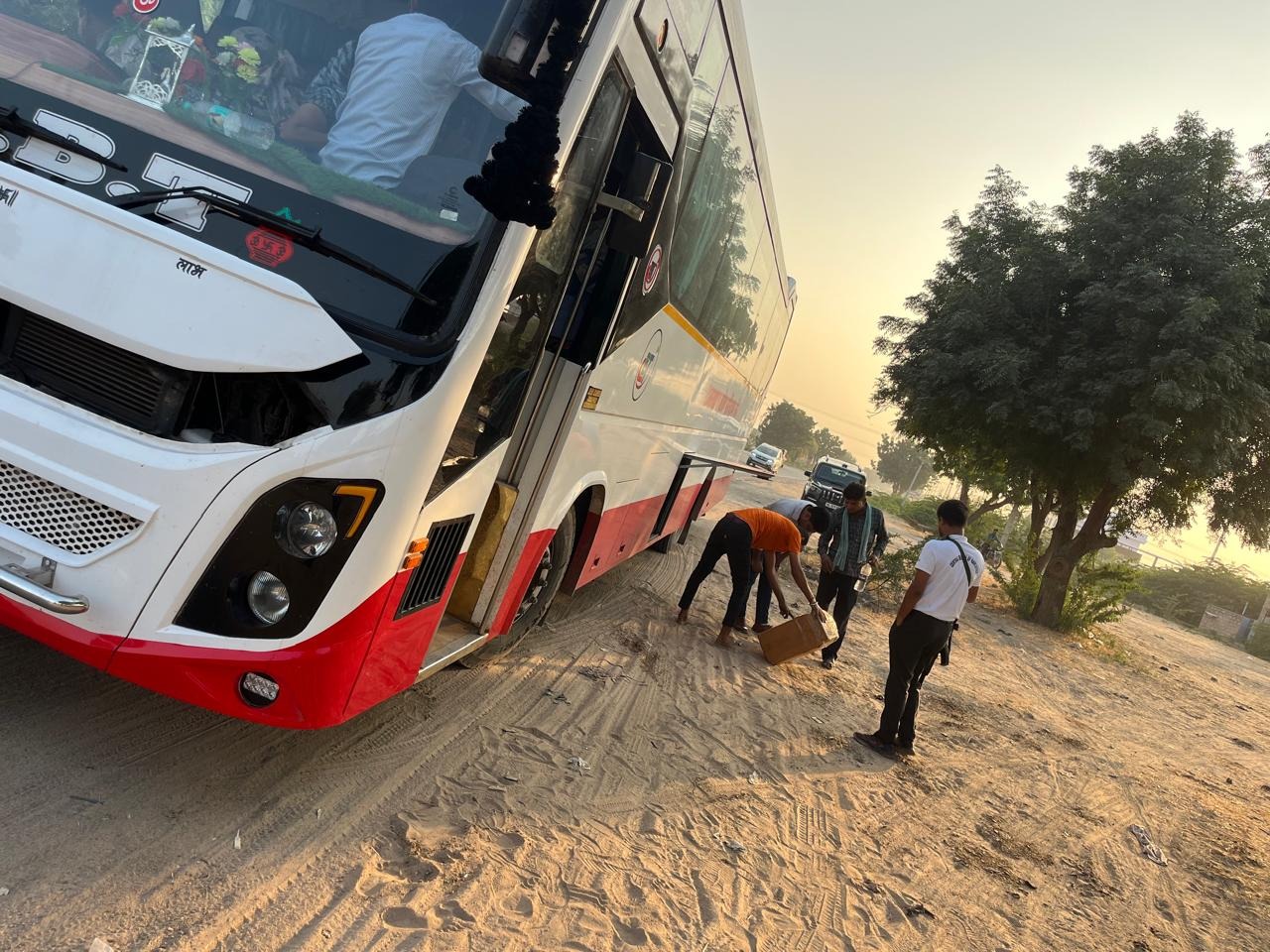 त्रिपुरा से ढाका जा रही बस दुर्घटनाग्रस्त, बाल-बाल बचे कोई हताहत नहीं