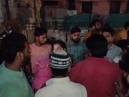 चलती ट्रेन में महिला से छेड़छाड़, विरोध करने पर दबंगों ने पति को बेल्ट से पीटा, सपा नेता बोले-UP में जंगलराज चलती ट्रेन में महिला से छेड़छाड़, विरोध करने पर दबंगों ने पति को बेल्ट से पीटा, सपा नेता बोले-UP में जंगलराज