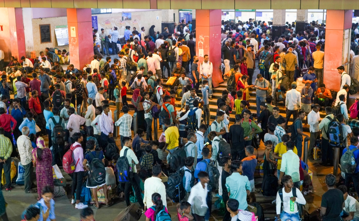 बिहार चुनाव में 8 का फेर, जानें क्या है छठ पर घर जाने वालों का 'वोट संकट'