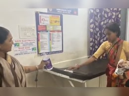 पतीच्या मृत्यूनंतर रुग्णालय कर्मचाऱ्यांनी पत्नीकडून साफ करुन घेतला बेड; मध्य प्रदेशातील संतापजनक प्रकार