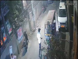 दिल्ली के मंगोलपुरी में लड़के पर चाकू से हमला, वारदात का सीसीटीवी फुटेज सामने आया दिल्ली के मंगोलपुरी में लड़के पर चाकू से हमला, वारदात का सीसीटीवी फुटेज सामने आया