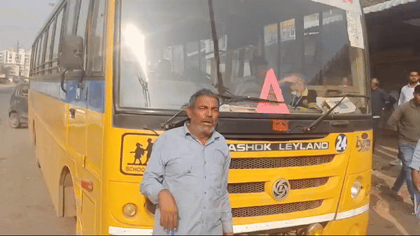 राजस्थान में स्कूली बच्चों की जिंदगी से खिलवाड़! नशे में धुत बस को लहराता ड्राइवर; अभिभावकों ने किया हंगामा
