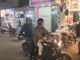बाइक चलाकर ट्रैफिक व्यवस्था की जायजा लेने पहुंचे कलेक्टर, पूरे शहर का किया निरीक्षण बाइक चलाकर ट्रैफिक व्यवस्था की जायजा लेने पहुंचे कलेक्टर, पूरे शहर का किया निरीक्षण