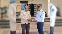 ट्रैफिक पुलिसकर्मी ने लौटाए जेब से गिरे पैसे, भावुक हो उठा किसान, कहा- "गर्म कपड़े... "