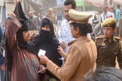 UP Polls: BJP Flags Burqa Voters, Samajwadi Party Says Cops Can't Check ID UP Polls: BJP Flags Burqa Voters, Samajwadi Party Says Cops Can't Check ID