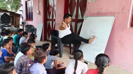कृष्ण कुमार के संघर्ष की कहानी, मुश्किलों को मात देकर बने प्रेरणा, पैरों से लिखकर दे रहे नौनिहालों को शिक्षा