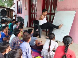 कृष्ण कुमार के संघर्ष की कहानी, मुश्किलों को मात देकर बने प्रेरणा, पैरों से लिखकर दे रहे नौनिहालों को शिक्षा