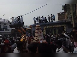 JCB पर चढ़कर कागज की तरह उड़ाए लाखों रुपये, यूपी के इस गांव की ग्रैंड शादी का VIDEO हो रहा वायरल JCB पर चढ़कर कागज की तरह उड़ाए लाखों रुपये, यूपी के इस गांव की ग्रैंड शादी का VIDEO हो रहा वायरल