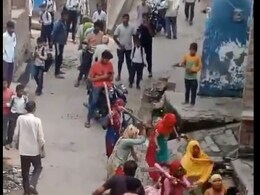 Video: बीच सड़क महिलाओं के दो गुटों में चलीं लाठियां, लोग बोले-ऐसी महाभारत नहीं देखी...  Video: बीच सड़क महिलाओं के दो गुटों में चलीं लाठियां, लोग बोले-ऐसी महाभारत नहीं देखी...