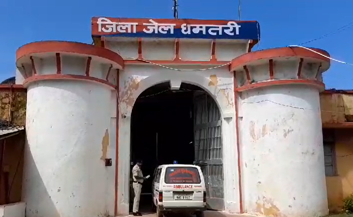 Central Jail Dhamtari: चकमा देकर फरार हुआ कैदी, इन पर गिरी गाज