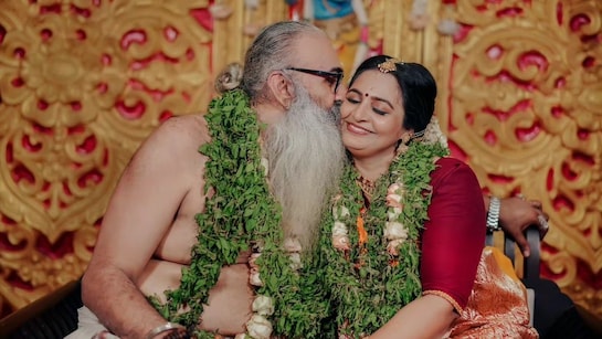 38 वर्षीय एक्ट्रेस ने 11 साल बड़े 'बाबा' से रचाई दूसरी शादी, तस्वीरें हुईं वायरल तो लोगों ने दिया रिएक्शन | 38 year old actress got married for second time to Baba
