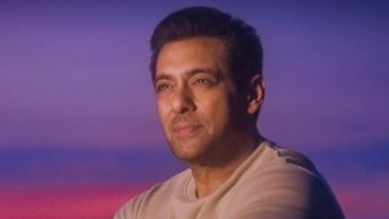 সালমান খানকে সেই বাইকে পোজ দিতে দেখা গেছে যেখানে তার শৈশব কেটেছে।