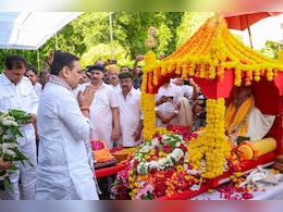 Udaipur: महेंद्र सिंह मेवाड़ की अंतिम विदाई में नम हुई आंखें,  सीएम भजनलाल ने दी श्रद्धांजलि Udaipur: महेंद्र सिंह मेवाड़ की अंतिम विदाई में नम हुई आंखें,  सीएम भजनलाल ने दी श्रद्धांजलि