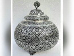 PM मोदी ने नाइजीरिया के राष्ट्रपति को कोल्हापुरी कारीगरी का उत्कृष्ट नमूना ‘पंचामृत कलश’ तोहफे में दिया PM मोदी ने नाइजीरिया के राष्ट्रपति को कोल्हापुरी कारीगरी का उत्कृष्ट नमूना ‘पंचामृत कलश’ तोहफे में दिया