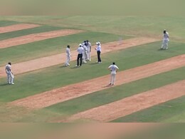 IND vs NZ : न्यूझीलंडच्या खेळाडूनं केली सर्फराजची तक्रार, रोहितला करावी लागली मध्यस्थी! पाहा Video IND vs NZ : न्यूझीलंडच्या खेळाडूनं केली सर्फराजची तक्रार, रोहितला करावी लागली मध्यस्थी! पाहा Video