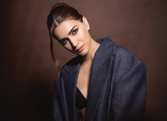 Kriti Sanon Enjoys Jalebis On The Sets Of Tere Ishk Mein, Courtesy Aanand L. Rai Kriti Sanon Enjoys Jalebis On The Sets Of Tere Ishk Mein, Courtesy Aanand L. Rai