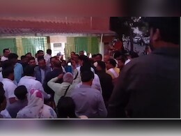 Nikay Chunav: कांग्रेस पार्टी में नहीं सुधर रहे हैं हालात, निकाय चुनाव से पहले मीटिंग में ही लड़ पड़े दो नेता Nikay Chunav: कांग्रेस पार्टी में नहीं सुधर रहे हैं हालात, निकाय चुनाव से पहले मीटिंग में ही लड़ पड़े दो नेता