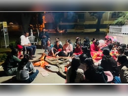 कड़ाके की ठंड में खुले आसमान के नीचे छात्राओं का प्रदर्शन, विनोद जाखड़ बोले- विवि प्रशासन का रवैया तानाशाही कड़ाके की ठंड में खुले आसमान के नीचे छात्राओं का प्रदर्शन, विनोद जाखड़ बोले- विवि प्रशासन का रवैया तानाशाही