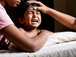 रात को बच्चों को सुलाने से पहले पेरेंट्स ना करें ये काम, बिगड़ सकता उनका मानसिक संतुलन रात को बच्चों को सुलाने से पहले पेरेंट्स ना करें ये काम, बिगड़ सकता उनका मानसिक संतुलन