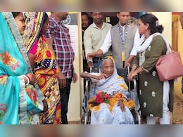111 वर्षाच्या आजी! घरातून नाही थेट मतदान केंद्रावर जाऊन मतदान 111 वर्षाच्या आजी! घरातून नाही थेट मतदान केंद्रावर जाऊन मतदान