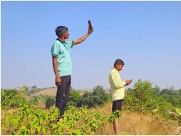 राजस्थान के गांव की अजब कहानी, लोगों के पास मोबाइल तो है, लेकिन नहीं आता नेटवर्क, बात करने के लिए करना पड़ता है ये मुश्किल काम राजस्थान के गांव की अजब कहानी, लोगों के पास मोबाइल तो है, लेकिन नहीं आता नेटवर्क, बात करने के लिए करना पड़ता है ये मुश्किल काम