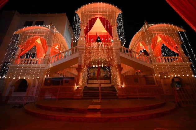 रोशनी में नहाया हुआ गुप्त वृंदावन धाम रोशनी में नहाया हुआ गुप्त वृंदावन धाम