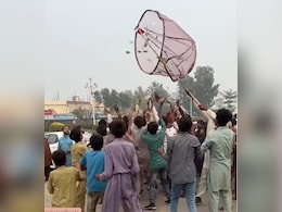 बारात में पैसे लूटने के लिए शख्स ने लगाया तगड़ा जुगाड़, वीडियो देख छूट जाएगी हंसी बारात में पैसे लूटने के लिए शख्स ने लगाया तगड़ा जुगाड़, वीडियो देख छूट जाएगी हंसी