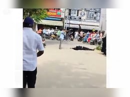 कोर्ट के बाहर सरेराह असिस्टेंट ने वकील को दरांती से काटा, खौफनाक वारदात कैमरे में कैद कोर्ट के बाहर सरेराह असिस्टेंट ने वकील को दरांती से काटा, खौफनाक वारदात कैमरे में कैद