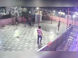 दिल्ली के जहांगीरपुरी में मंदिर में मौजूद लोगों पर पथराव के बाद जबरदस्त हंगामा, जानें पूरा मामला