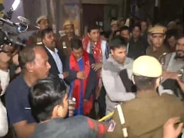 दिल्ली में एक शख्स ने अरविंद केजरीवाल पर फेंका लिक्विड, ग्रेटर कैलाश में कर रहे थे पदयात्रा दिल्ली में एक शख्स ने अरविंद केजरीवाल पर फेंका लिक्विड, ग्रेटर कैलाश में कर रहे थे पदयात्रा