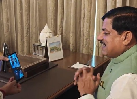 'द साबरमती रिपोर्ट' अभिनेता को सीएम मोहन ने किया वीडियो कॉल, विक्रांत मैसी ने टैक्स फ्री के लिए कहा शुक्रिया
