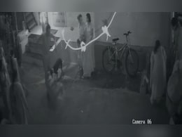 प्रचारादरम्यान महिला थेट पडली गटारात, अंबरनाथमधील घटनेचा VIDEO व्हायरल प्रचारादरम्यान महिला थेट पडली गटारात, अंबरनाथमधील घटनेचा VIDEO व्हायरल