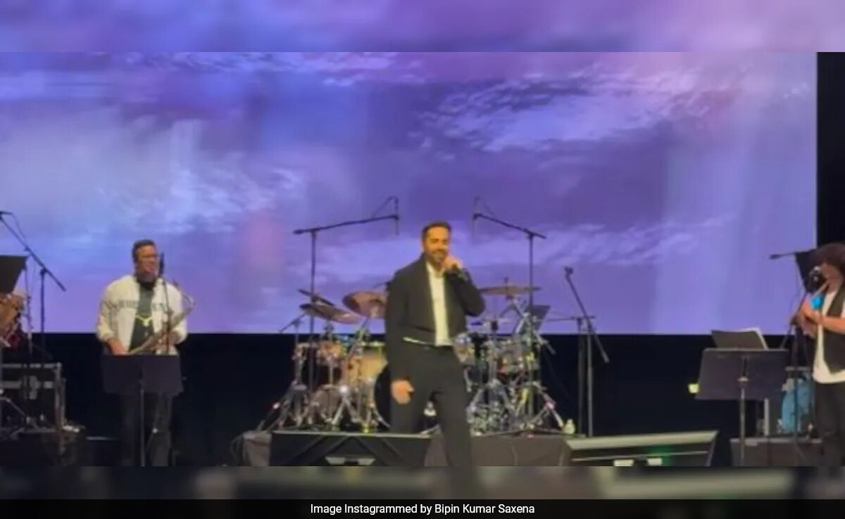 Watch: Ayushmann Khurrana Reacts After Fan Threw Dollars At Him During US Concert