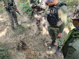 IED Blast: नक्सलियों ने बिछा रखा था मौत का सामान, पैर पड़ते ही ब्लास्ट, एक जवान घायल IED Blast: नक्सलियों ने बिछा रखा था मौत का सामान, पैर पड़ते ही ब्लास्ट, एक जवान घायल