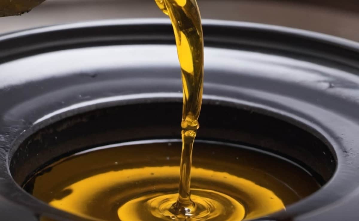 Mustard Oil: सरसों का तेल खाने से क्या होता है? फायदे जान आज से डाइट में कर लेंगे शामिल