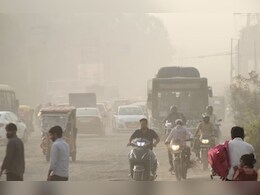 दिल्ली की हवा में 'जहर', प्रदूषण से फेफड़ों में हो रही दिक्कत, AQI अभी भी बेहद खराब दिल्ली की हवा में 'जहर', प्रदूषण से फेफड़ों में हो रही दिक्कत, AQI अभी भी बेहद खराब