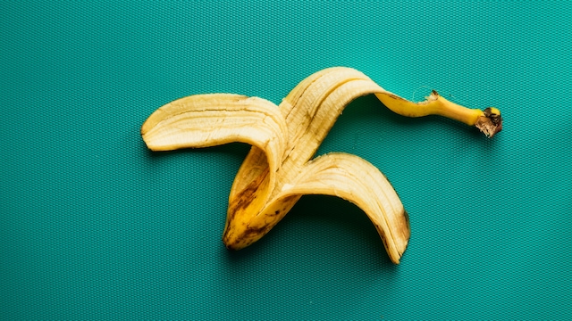 Using banana peel water 2-3 times a week can significantly improve scalp health