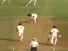 VIDEO: मोहम्मद शमी की गेंद पर हवा में घूमती रही स्टंप, पीछे मुड़ते हुए बल्लेबाज को भी आई शर्म