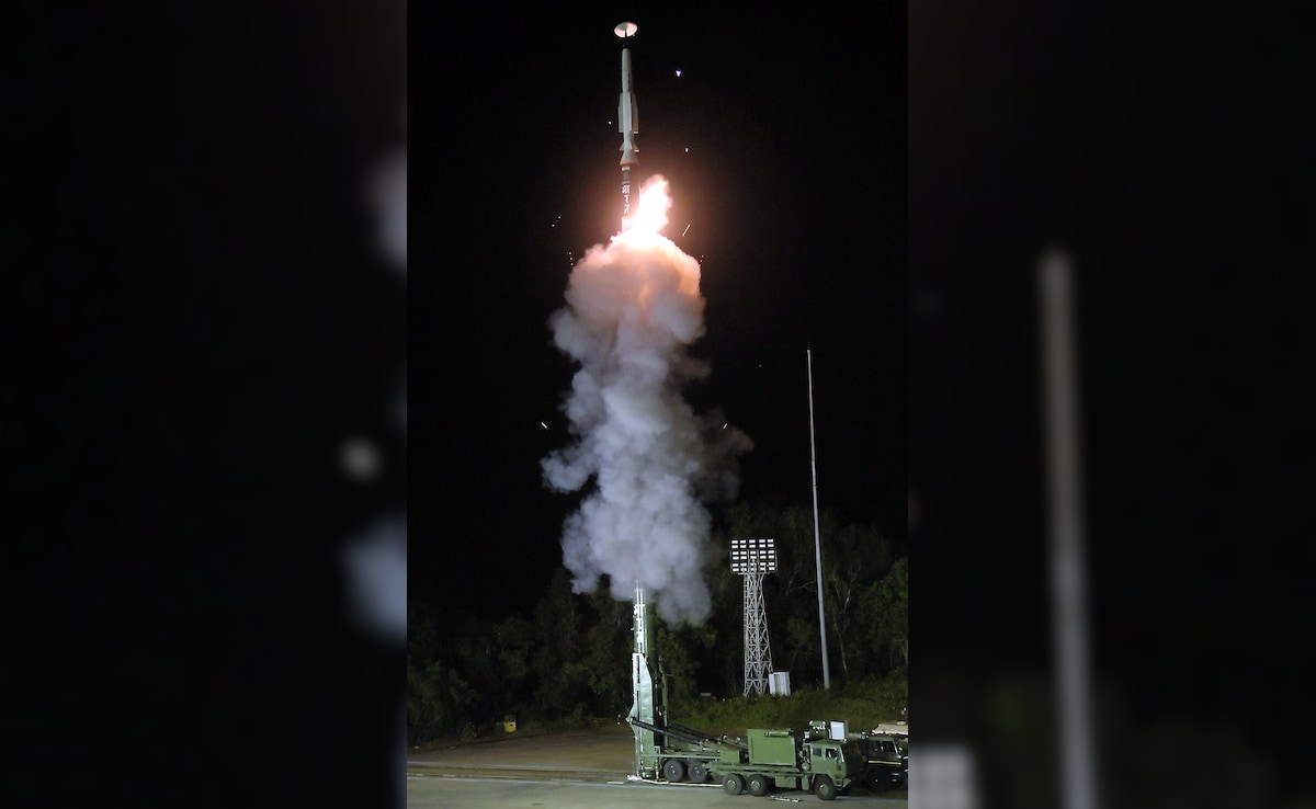 भारत ने किया लंबी दूरी की हाइपरसोनिक मिसाइल का सफल परीक्षण, राजनाथ सिंह ने  कहा- ऐतिहासिक क्षण | India successfully conducting flight trial of long  range hypersonic missile ...