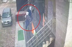 Video: Gangsters Deliver Extortion Note To Delhi Showroom, Fire In The Air Video: Gangsters Deliver Extortion Note To Delhi Showroom, Fire In The Air