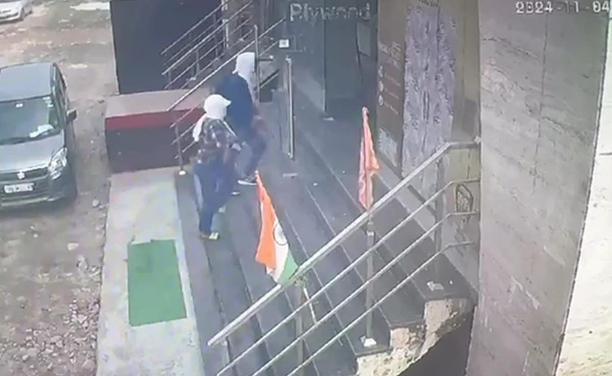 Video: Gangsters Deliver Extortion Note To Delhi Showroom, Fire In The Air