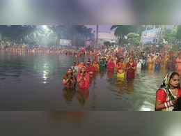 MP-CG के घाटों में भी उमड़ा आस्था का सैलाब, अंतिम दिन व्रतियों ने उगते सूर्य को दिया अर्घ्य, देखें तस्वीरें  MP-CG के घाटों में भी उमड़ा आस्था का सैलाब, अंतिम दिन व्रतियों ने उगते सूर्य को दिया अर्घ्य, देखें तस्वीरें