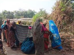 Negligence: घंटों इंतजार के बाद भी नहीं पहुंची 108 एम्बुलेंस, बीच रास्ते महिला ने दिया बच्चे को जन्म 