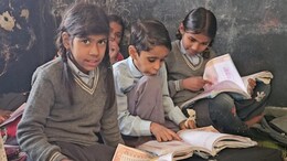 'शिक्षा नगरी' कोटा में ऐसा सरकारी स्कूल! एक कमरे में जमीन पर बैठ पढ़ते हैं 5 क्लास के बच्चे