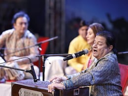 Anup Jalota In Pushkar Mela: भजन सम्राट अनूप जलोटा ने 'चिट्ठी ना कोई संदेश' गाकर पुष्कर मेले में बांधां समा, जमकर झूमें श्रोता Anup Jalota In Pushkar Mela: भजन सम्राट अनूप जलोटा ने 'चिट्ठी ना कोई संदेश' गाकर पुष्कर मेले में बांधां समा, जमकर झूमें श्रोता
