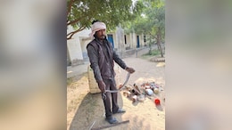 नागिन को पकड़ने के लिए 6 घंटे बीन बजाता रहा सपेरा, सरकारी स्कूल से निकला कोबरा का जोड़ा