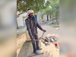नागिन को पकड़ने के लिए 6 घंटे बीन बजाता रहा सपेरा, सरकारी स्कूल से निकला कोबरा का जोड़ा नागिन को पकड़ने के लिए 6 घंटे बीन बजाता रहा सपेरा, सरकारी स्कूल से निकला कोबरा का जोड़ा
